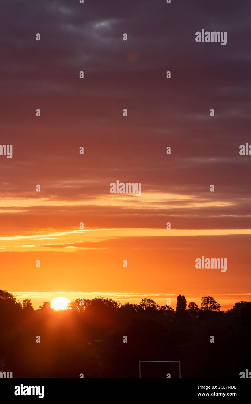 Northampton, Regno Unito. 31 agosto 2020. Un'alba luminosa per il lunedì di Pasqua sopra Abington Park con i raggi del sole che si infrangono attraverso la linea dell'albero e una temperatura più lieve che tardi. Credit: Keith J Smith./Alamy Live News Foto Stock