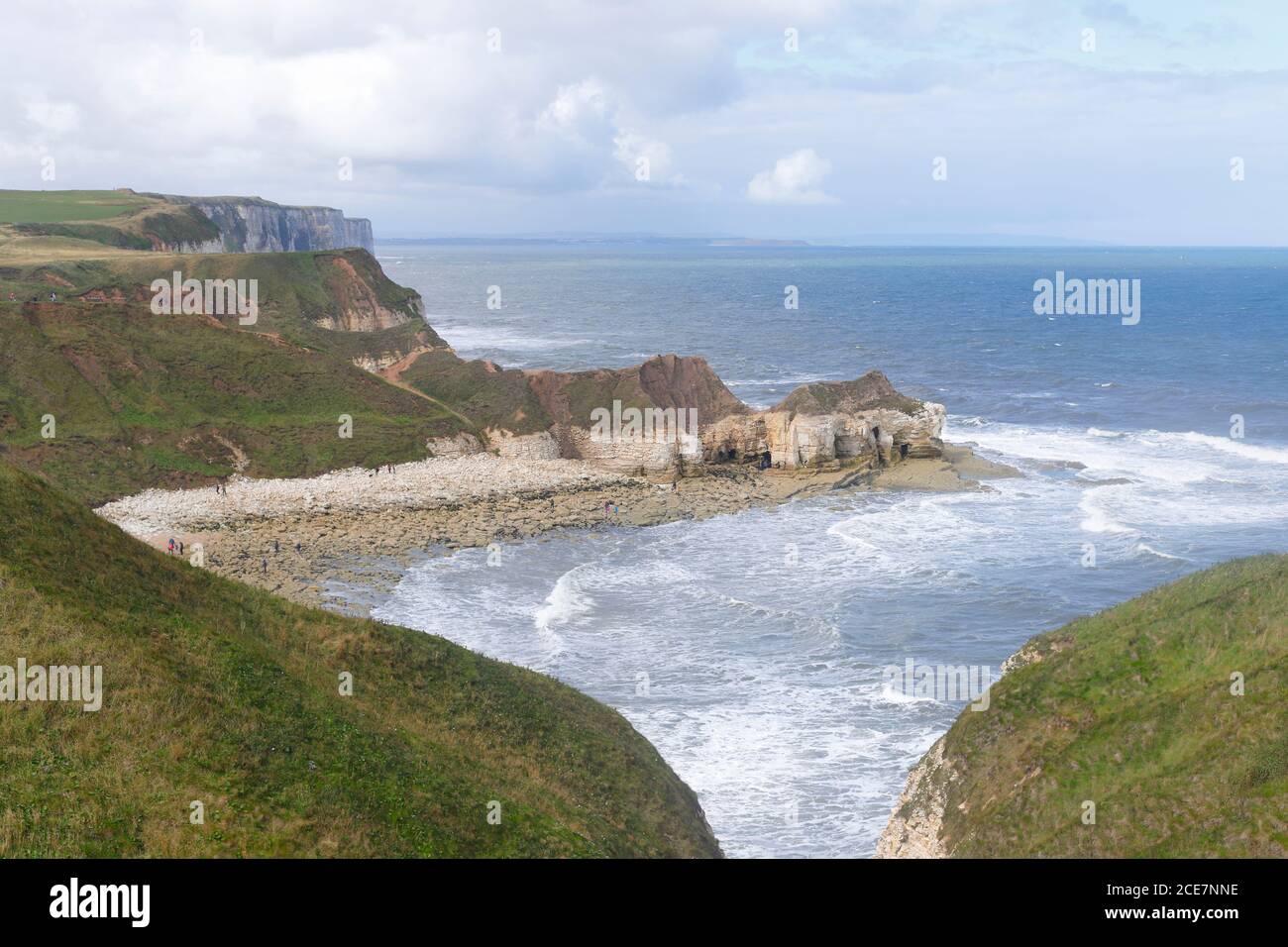 Guardando verso le scogliere di Bempton da Thornwick Bay sulla East Yorkshire Coast, Regno Unito Foto Stock