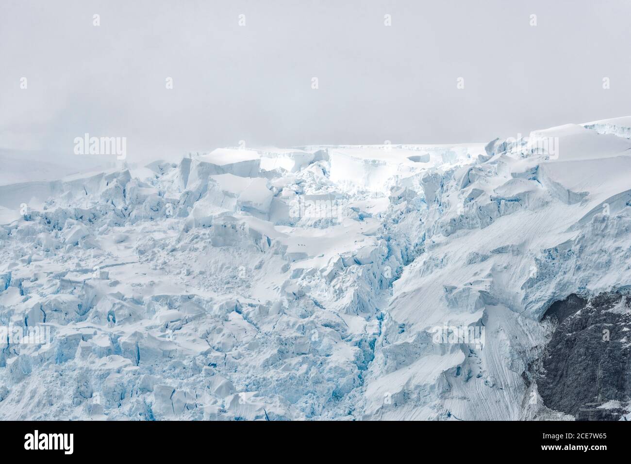 Primo piano di un ghiacciaio a Paradise Harbor, noto anche come Paradise Bay, Graham Land, Penisola Antartica, Antartide occidentale Foto Stock