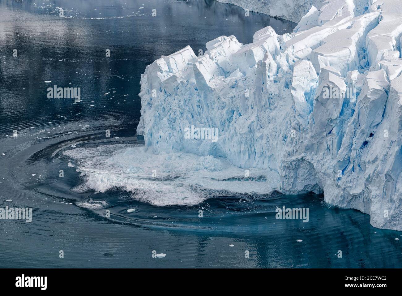 Ghiacciaio calving nel mare, Porto di Neko, Terra di Graham, Penisola Antartica, Antartide occidentale Foto Stock