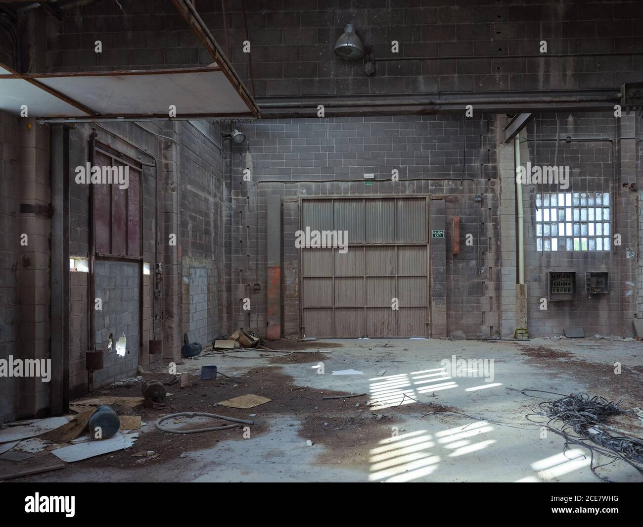 Impianto di costruzione industriale abbandonata di impianto con ruggine soffitto in metallo e pavimento in cemento armato Foto Stock