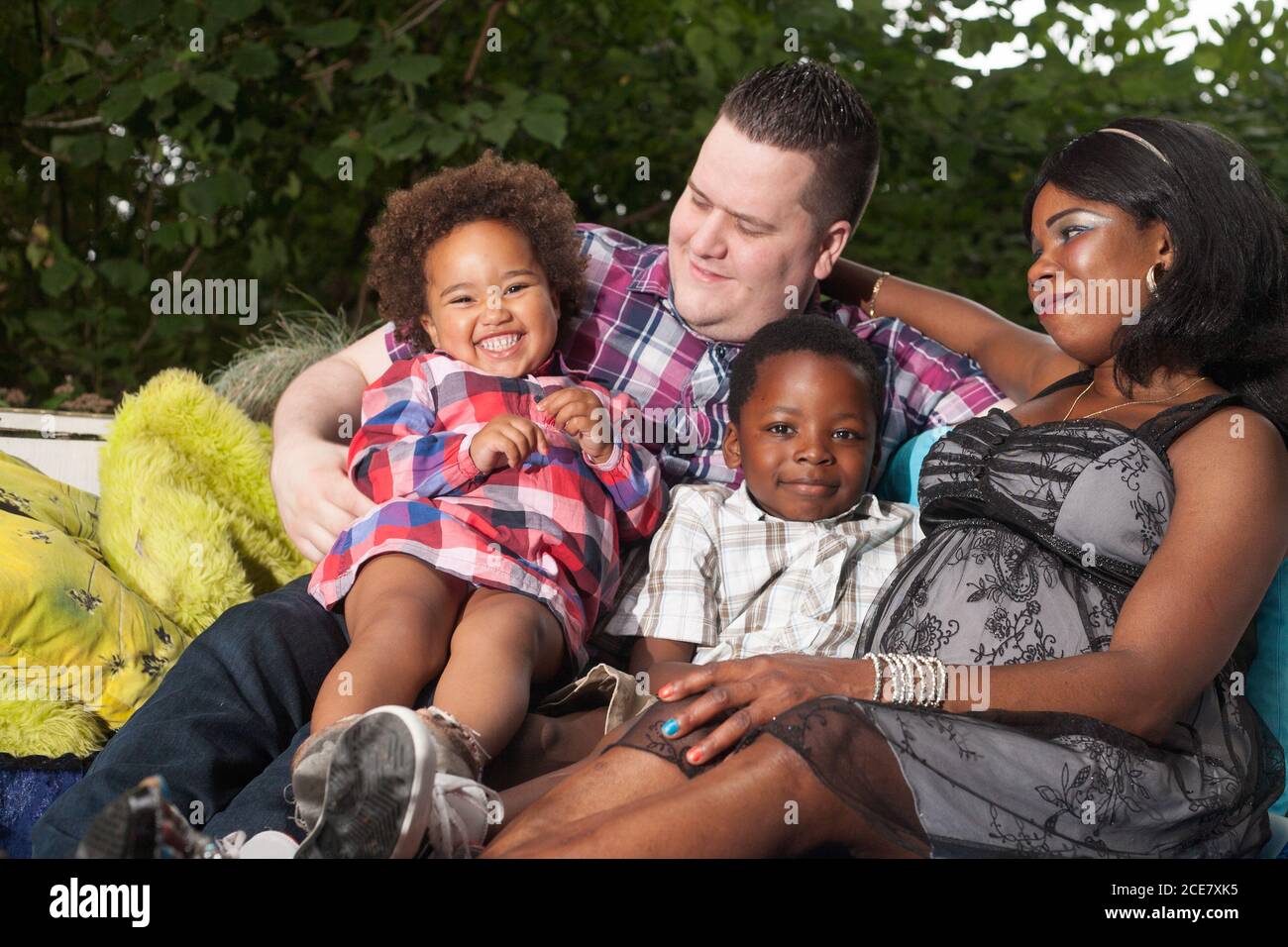 Famiglie multiculturali sul lettino Foto Stock