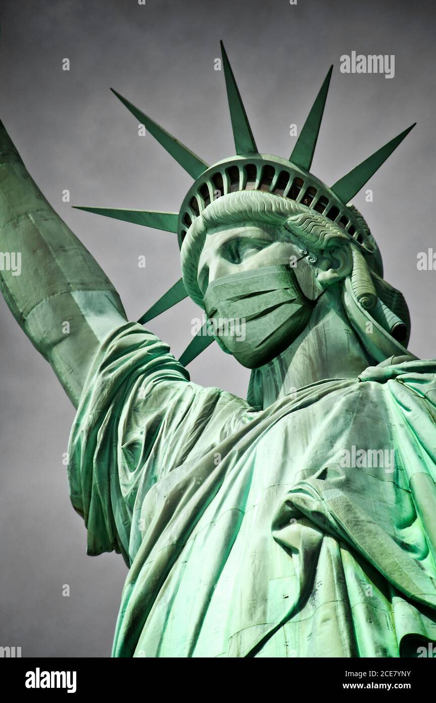 La statua della libertà che indossa una maschera. Coronavirus, epidemia di Covid-19 a New York e USA Concept Foto Stock