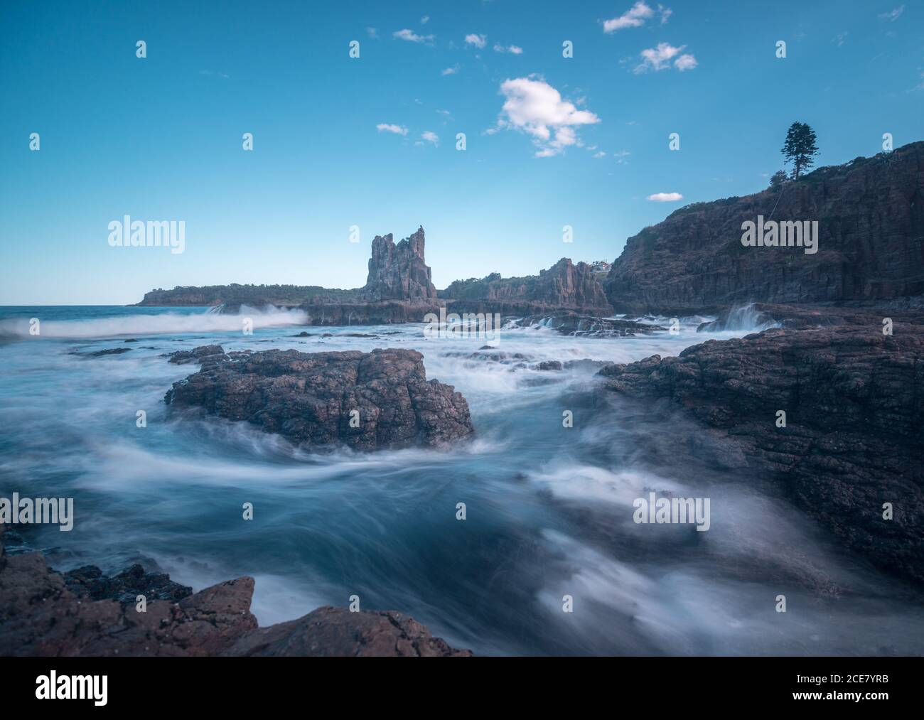 Water in Motion intorno a una Grande roccia a Cathedral Rocks, Kiama, NSW, Australia Foto Stock