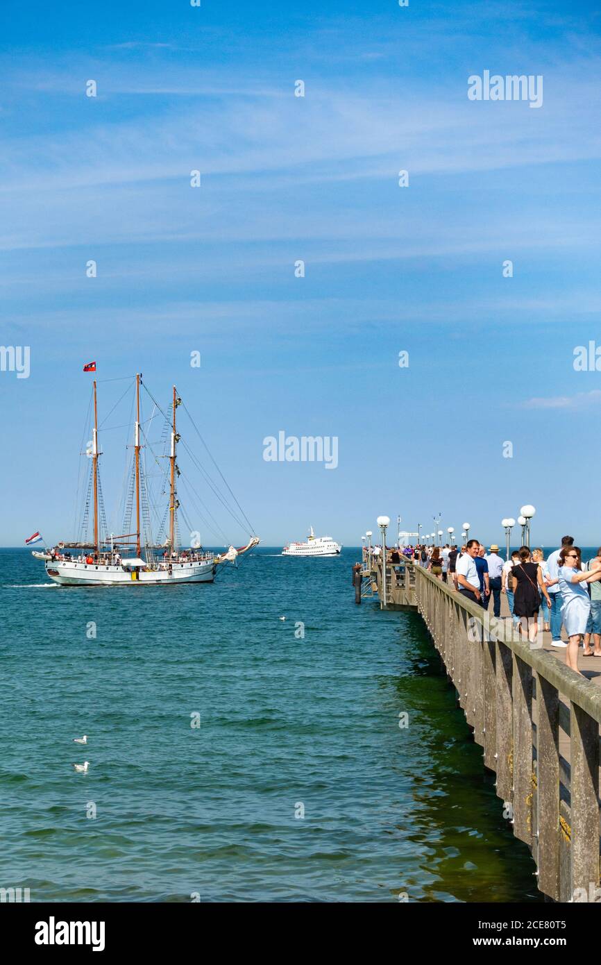 Seabridge di Binz con attracco barca a vela e barca per escursioni, estate 2020, Rügen, Germania Foto Stock