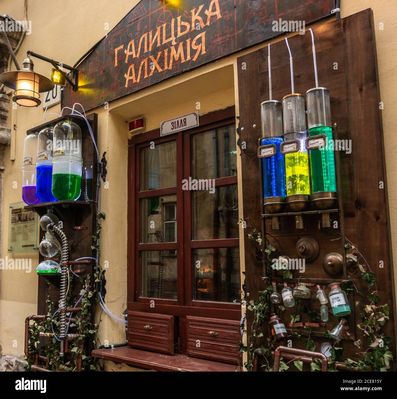 Farmacia Alchemist nel quartiere armeno di Lviv, Ucraina Foto Stock
