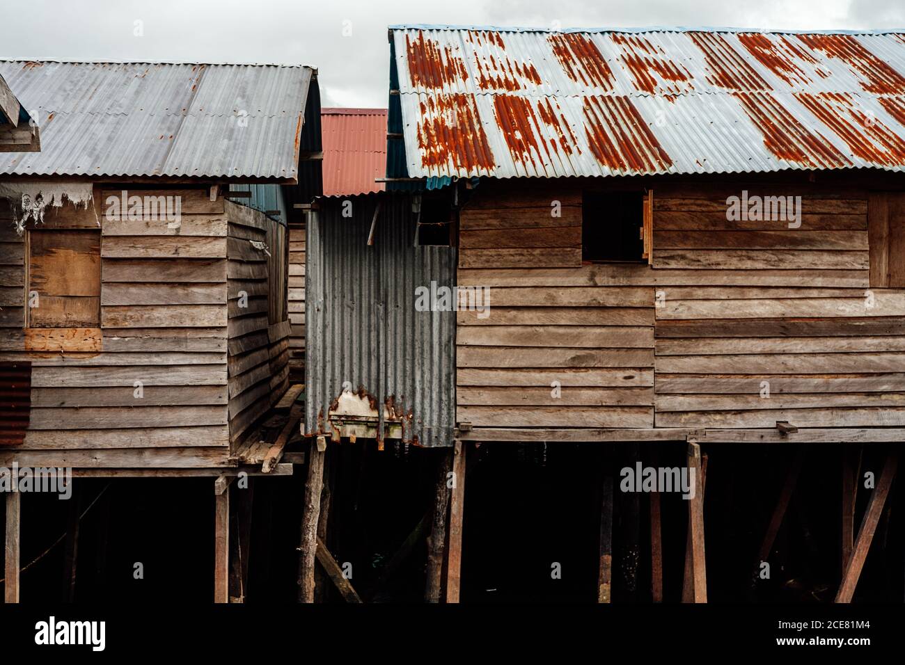 Capannoni stagni con esterno in legno e tetti in metallo arrugginito campagna nel giorno nuvoloso Foto Stock