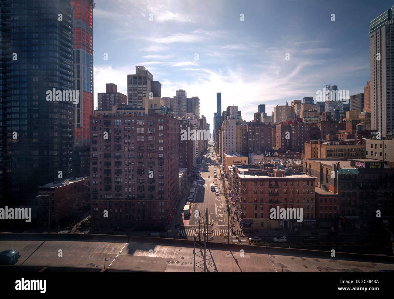 Da sopra di strada diritta tra alta residenziale e ufficio Edifici nel moderno quartiere di New York City Foto Stock