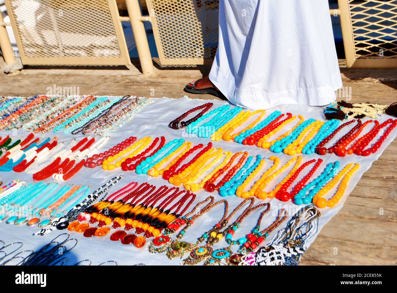 Una mostra di souvenir egiziani tradizionali sul marciapiede in attesa di turisti. Egitto Foto Stock