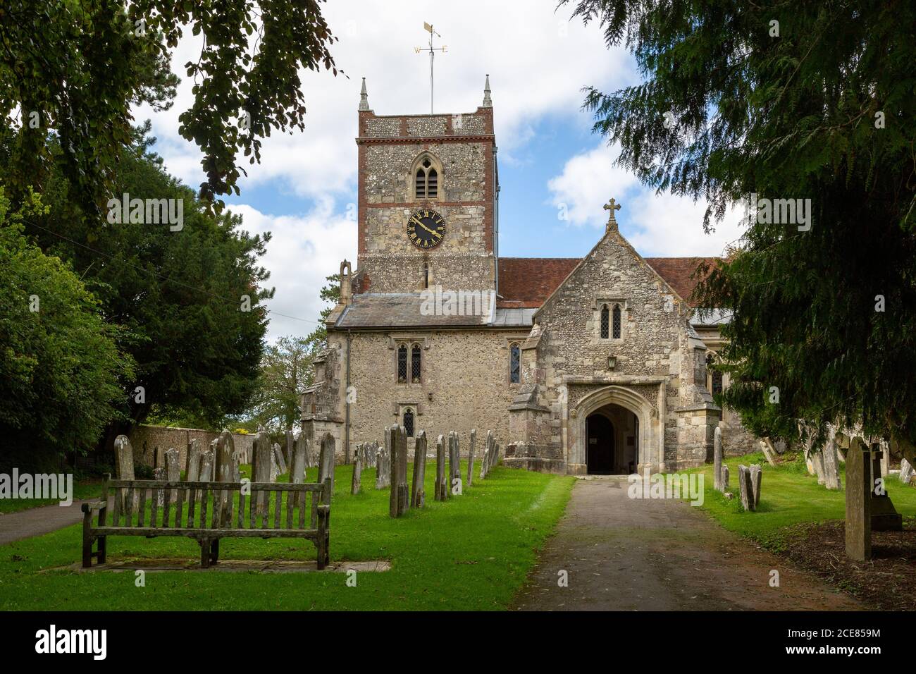 L'esterno della chiesa di San Pietro e San Paolo a Hambledon, Hampshire una tipica chiesa rurale inglese risalente al 1700 Foto Stock