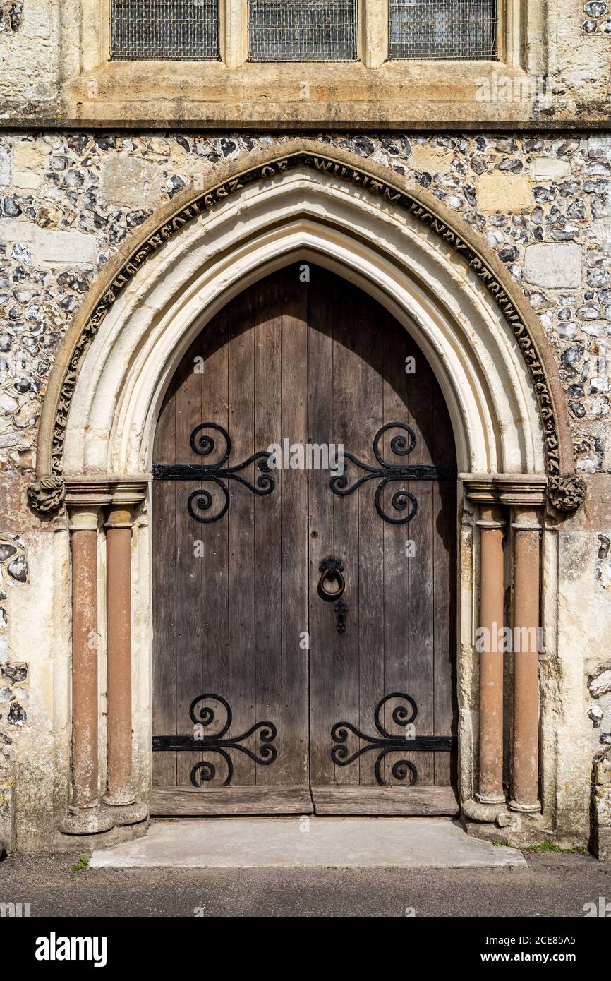 una vecchia porta di chiesa in legno chiusa Foto Stock