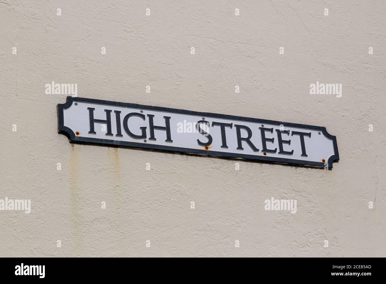 Un vecchio cartello di Metal High Street sul lato di una casa di campagna Foto Stock