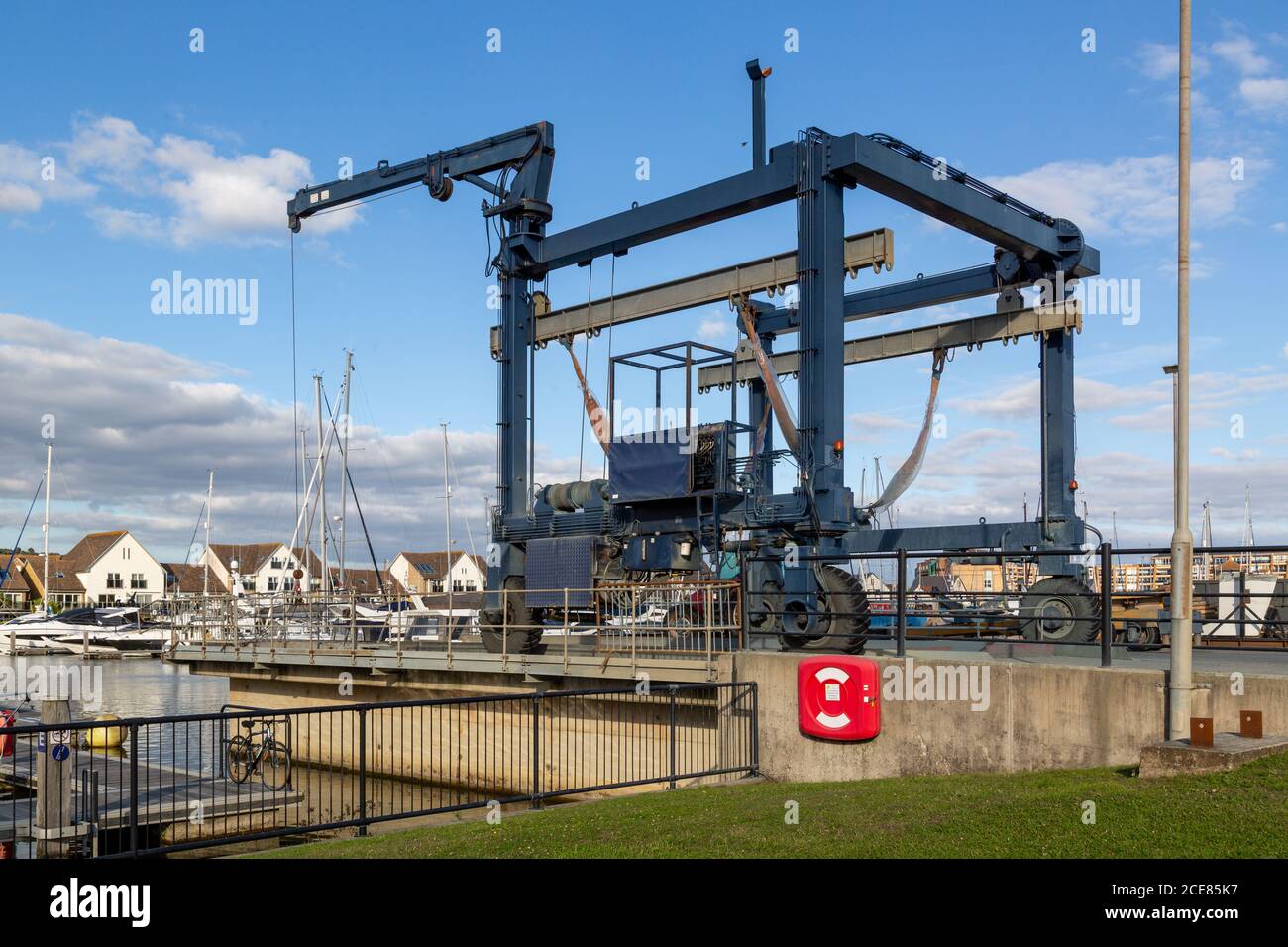Un ascensore per autogru sul porto portuale utilizzato per sollevare barche fuori dall'acqua per riparazioni, Port Solent Marina, Portsmouth Foto Stock