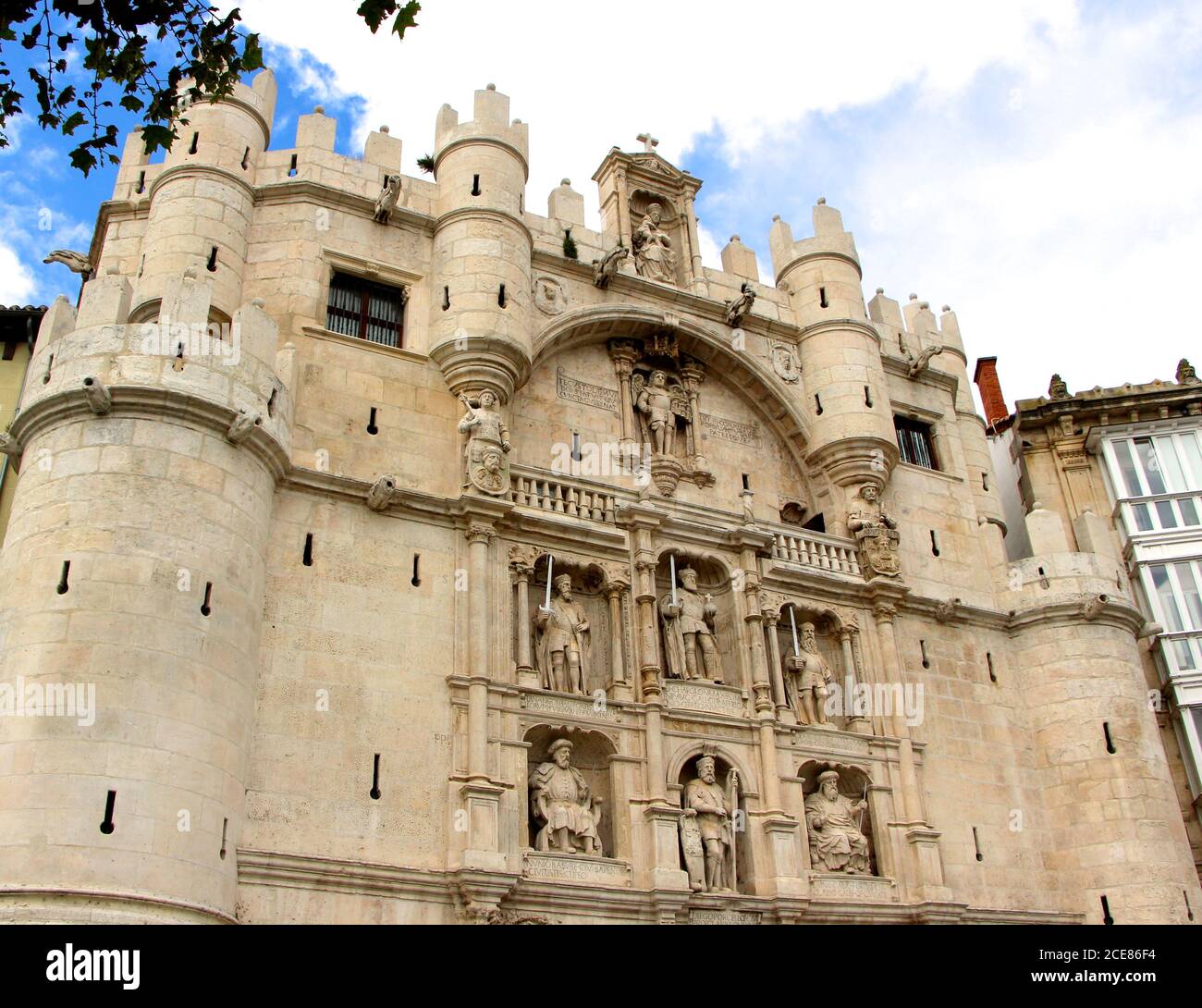 Guardando verso la porta medievale, l'Arco di Santa María Burgos Castiglia e Leon Spagna Foto Stock