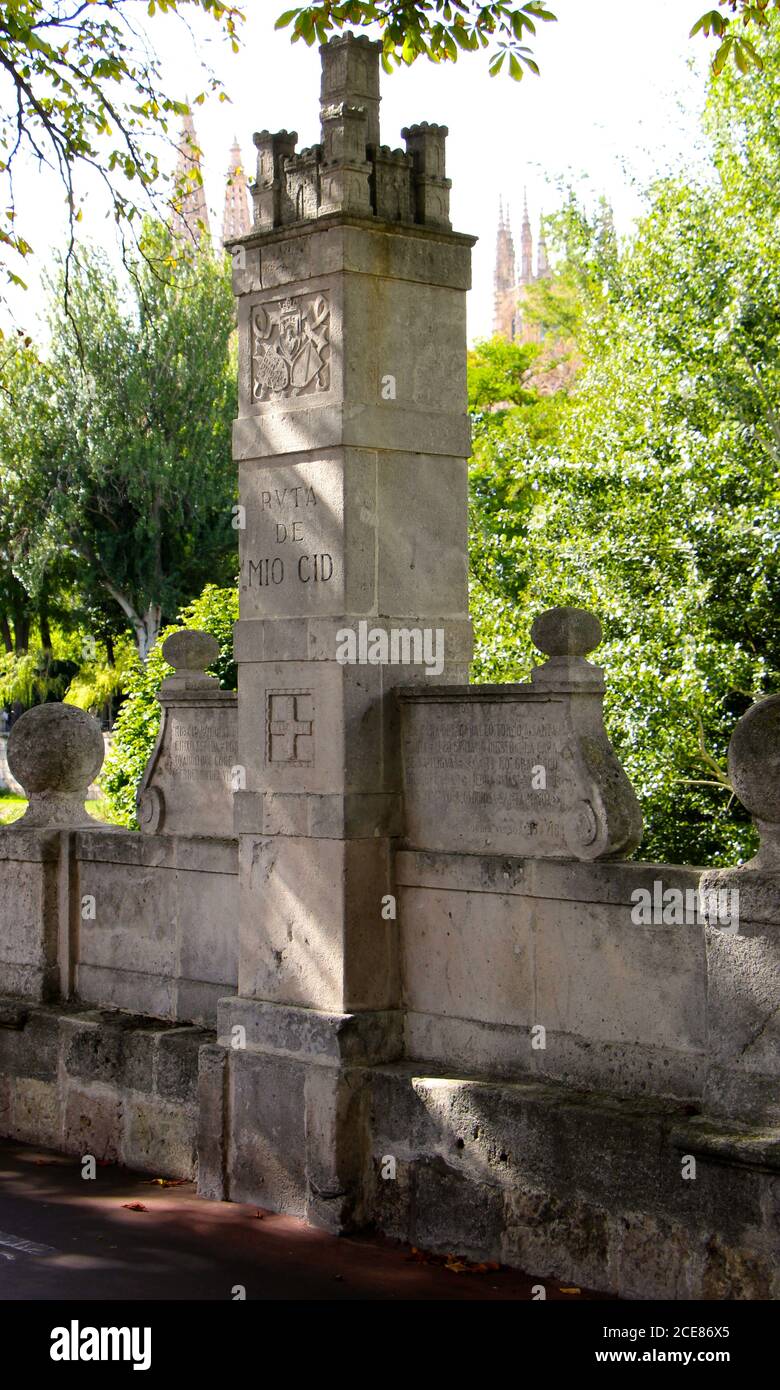 Piccolo monumento nascosto in pietra a El Cid El Campeador costruito Nella parete accanto al fiume Arlanzon Burgos Castiglia e. Leon Spagna Cattedrale guglie dietro Foto Stock