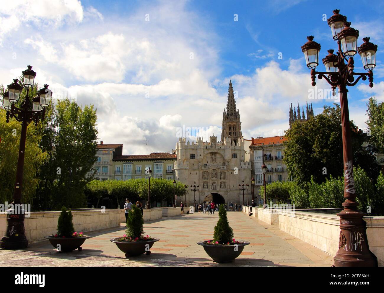 Arco di Santa Maria Arco de Santa María porta medievale Verso la città di Burgos visto dall'altra parte del ponte Di Santa Maria con una guglia della Cattedrale di Burgos Foto Stock