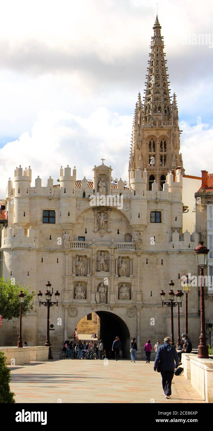 Arco di Santa Maria Arco de Santa María porta medievale Verso la città di Burgos visto dall'altra parte del ponte Di Santa Maria con una guglia della Cattedrale di Burgos Foto Stock