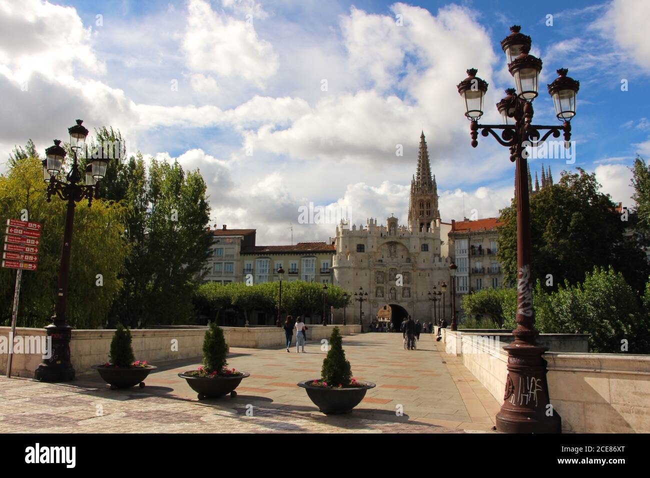 Arco di Santa Maria Arco de Santa María porta medievale Verso la città di Burgos visto dall'altra parte del ponte Di Santa Maria con una guglia della Cattedrale di Burgos Foto Stock