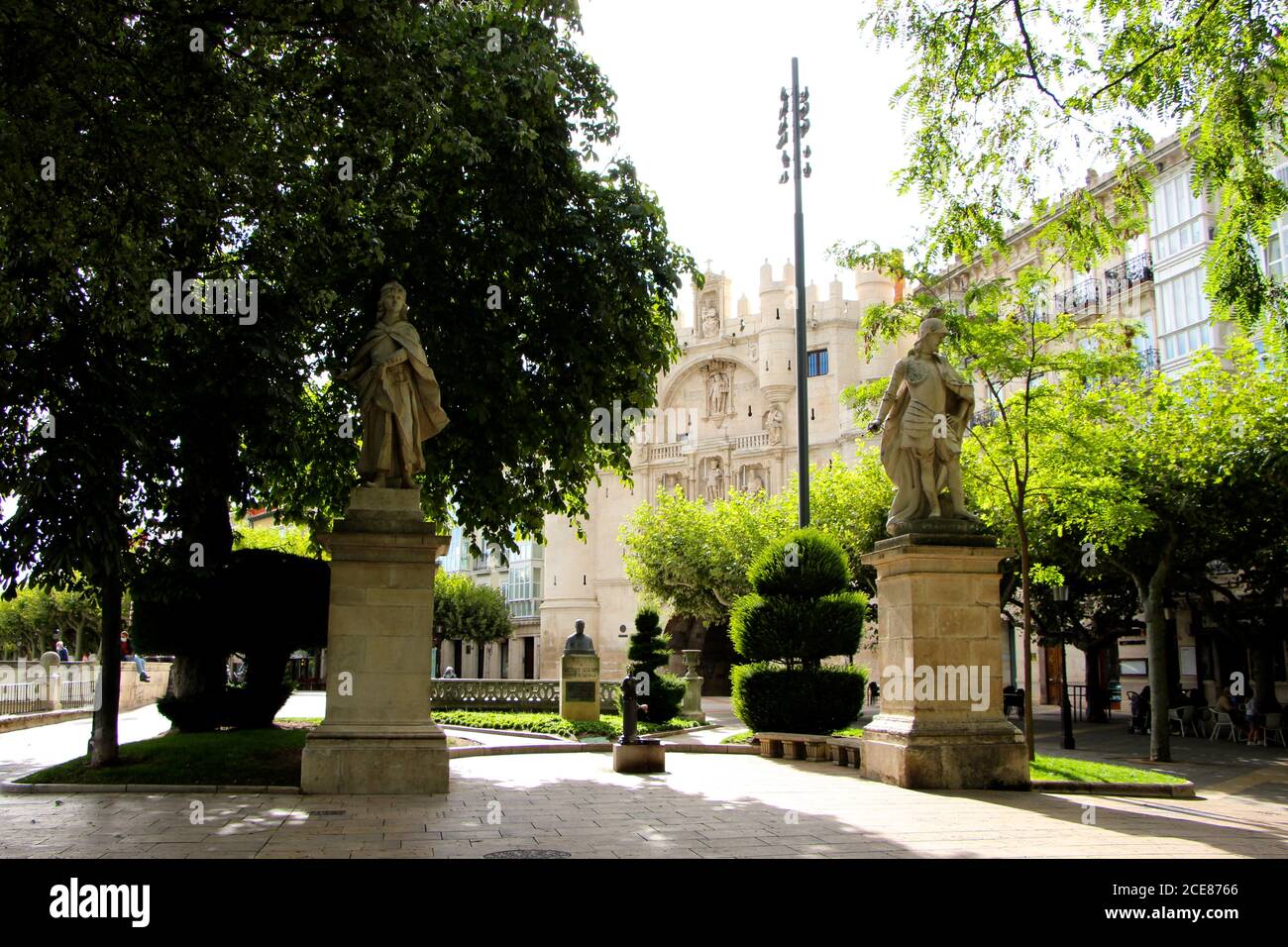 Statue al sole estivo del pomeriggio all'Arco di Saint Marys Fine del Paseo del Espolon Burgos Castiglia e Leon Spagna Foto Stock
