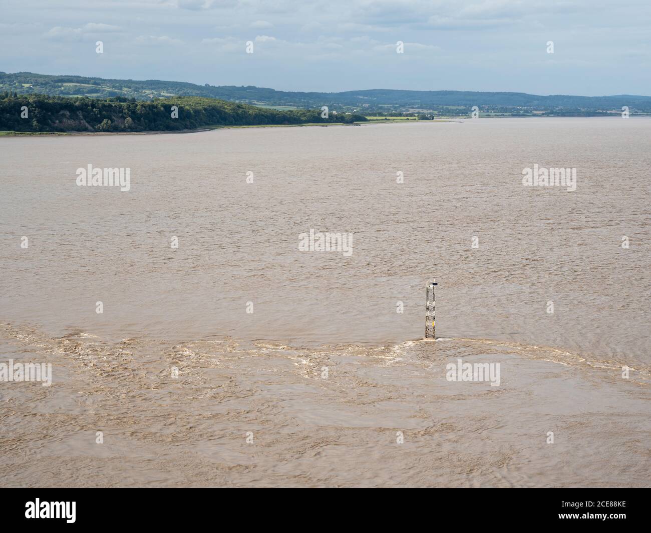 La Foresta di Dean e l'estuario del fiume Severn visto dal ponte Severn nel Gloucestershire. Foto Stock