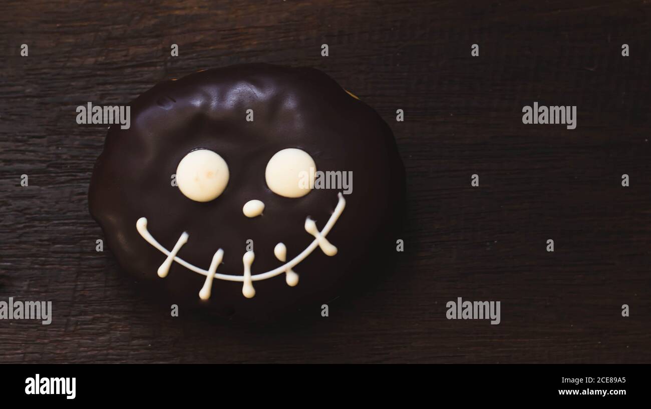 Donut Halloween. Ciambella sullo sfondo. Spaventoso Halloween ciambella. Foto Stock