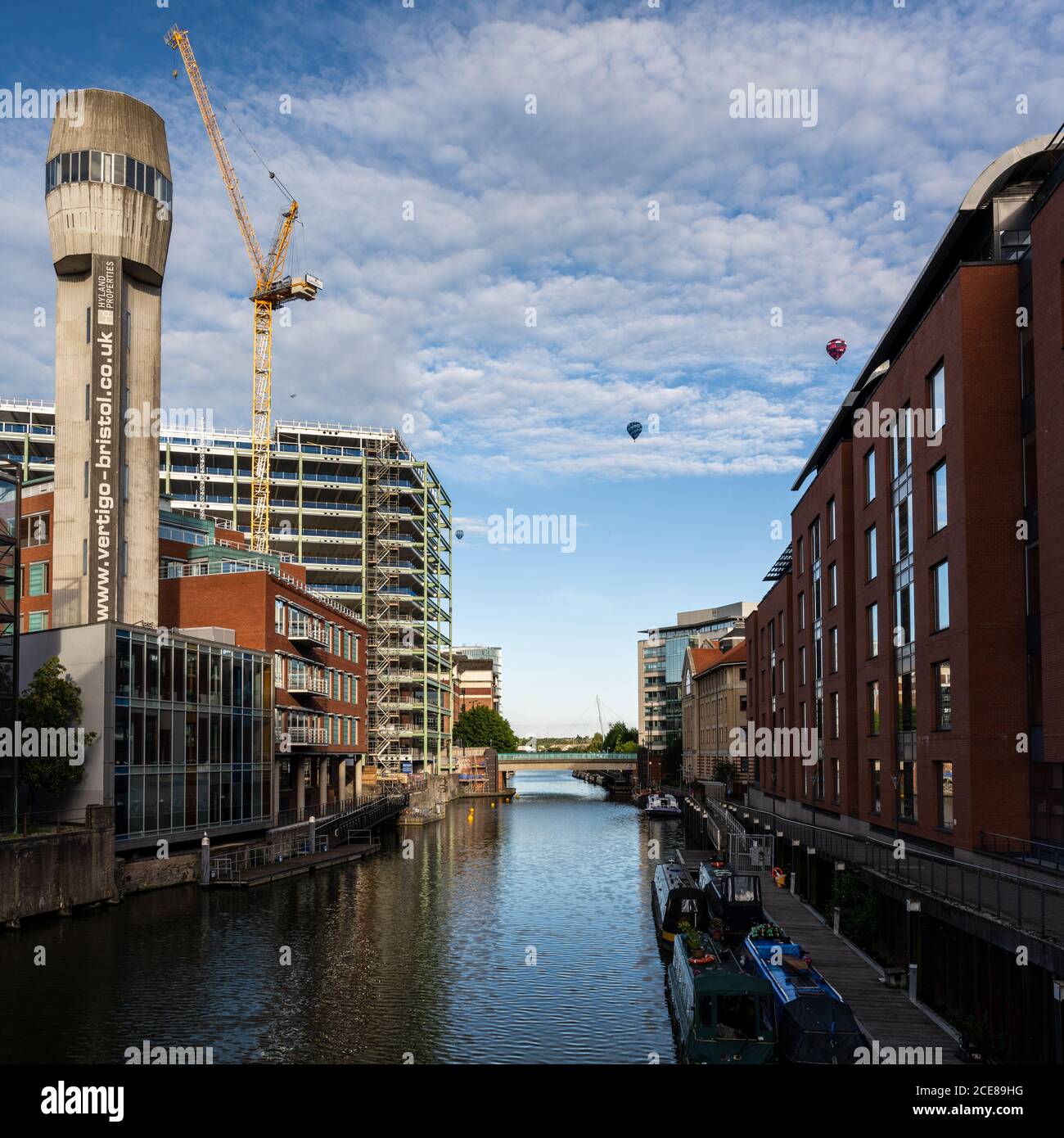 I mongolfiera galleggiano sul paesaggio urbano di Bristol a Temple Quay. Foto Stock