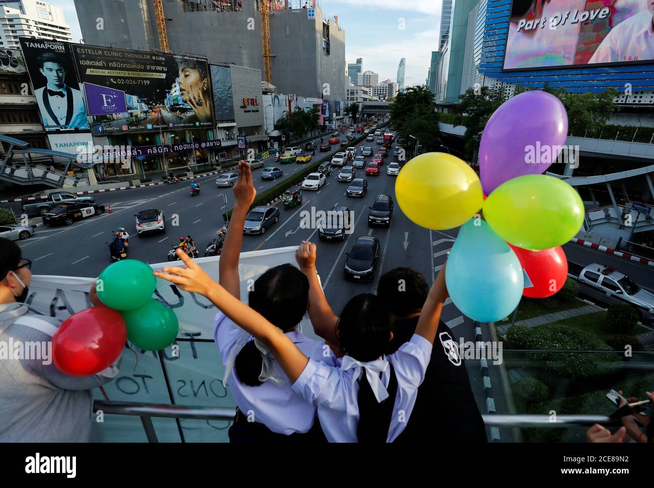 La gente tiene palloncini e un banner durante un evento per ...
