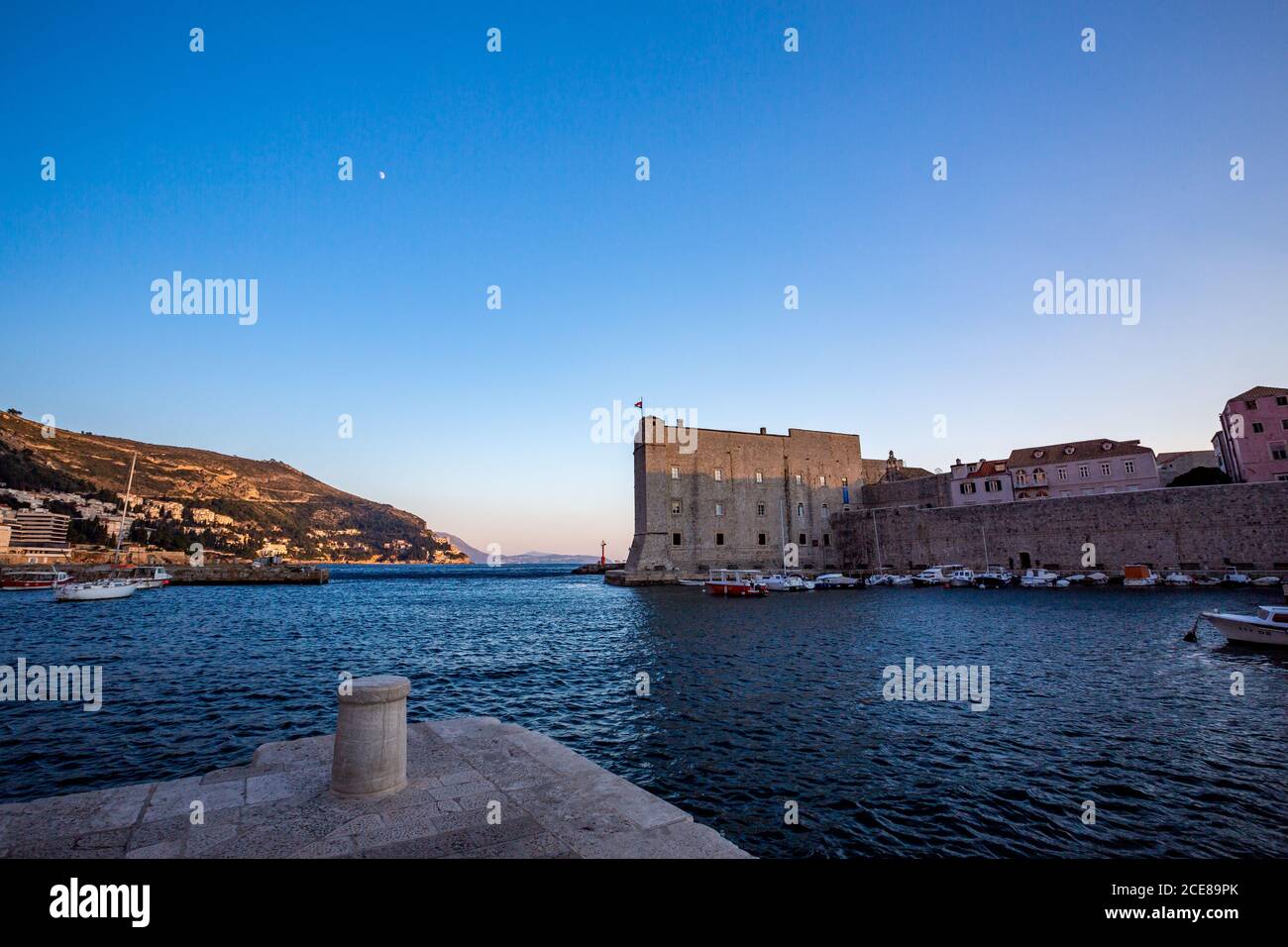 Il porto, luce fredda pomeriggio. Scenario vista invernale della città vecchia mediterranea di Dubrovnik, famoso viaggio europeo e destinazione storica, Croazia Foto Stock