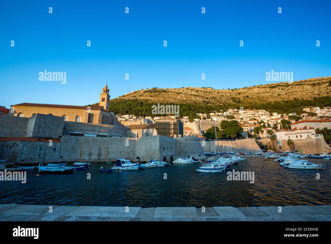 Il porto, luce fredda pomeriggio. Scenario vista invernale della città vecchia mediterranea di Dubrovnik, famoso viaggio europeo e destinazione storica, Croazia Foto Stock