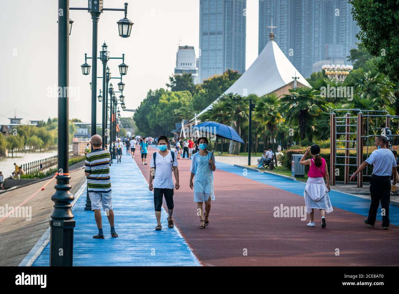 Wuhan Cina , 30 agosto 2020 : la gente cinese che indossa maschere chirurgiche sulla passeggiata lungo la riva del fiume Yangtze su estate calda e soleggiata 2020 giorni a Wuhan Hubei C. Foto Stock