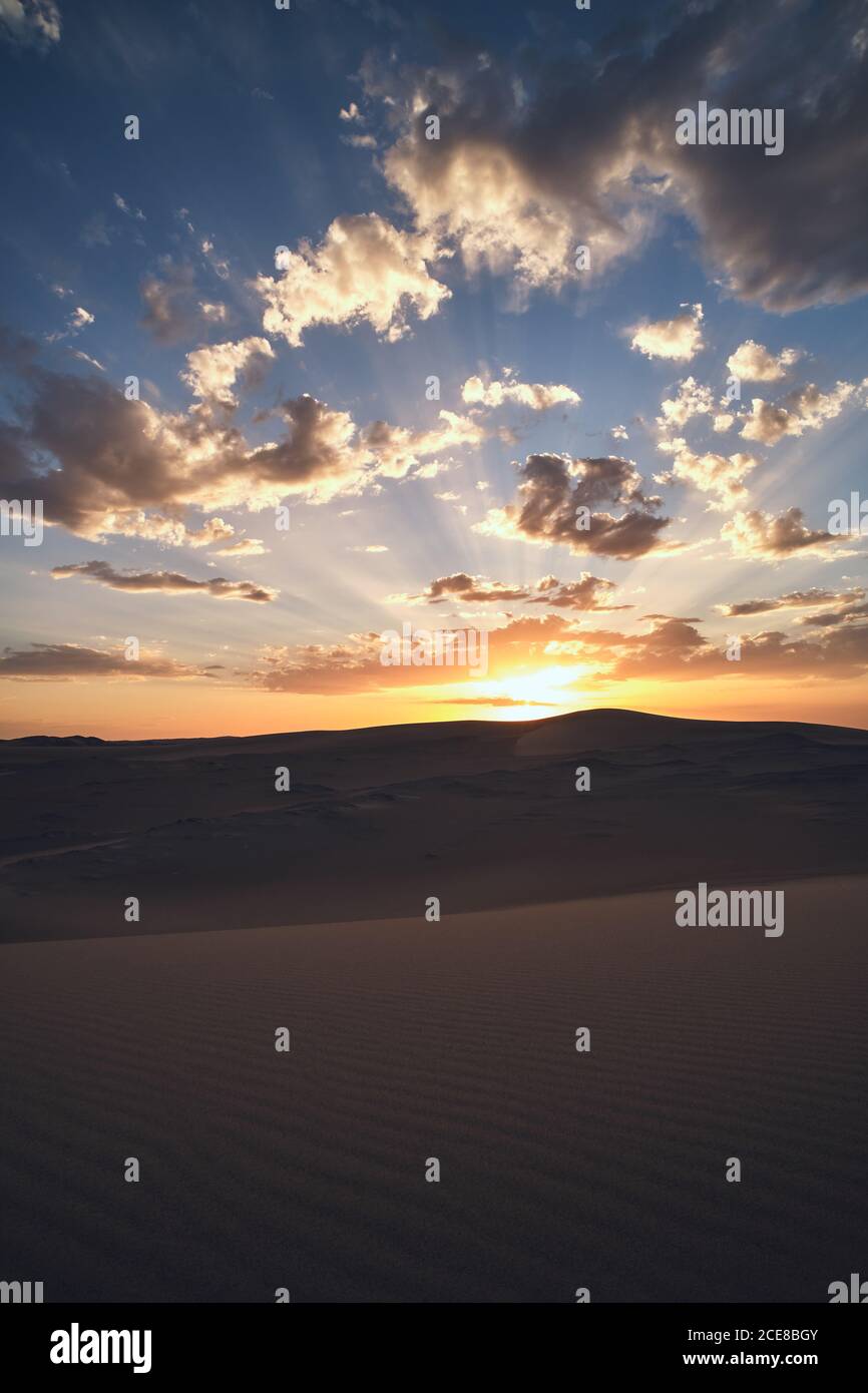 Paesaggio desertico minimalista con dune sabbiose e splendido tramonto con cielo blu ad Hami, Xinjiang in Cina Foto Stock