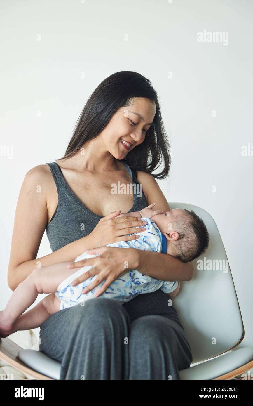 Madre che tiene il figlio a casa Foto Stock