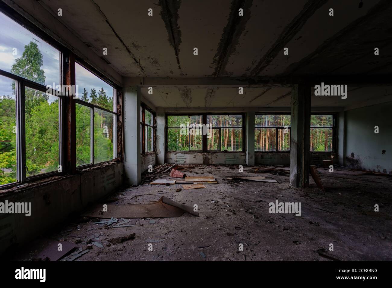 Interni di edifici industriali o di uffici abbandonati al buio Foto Stock