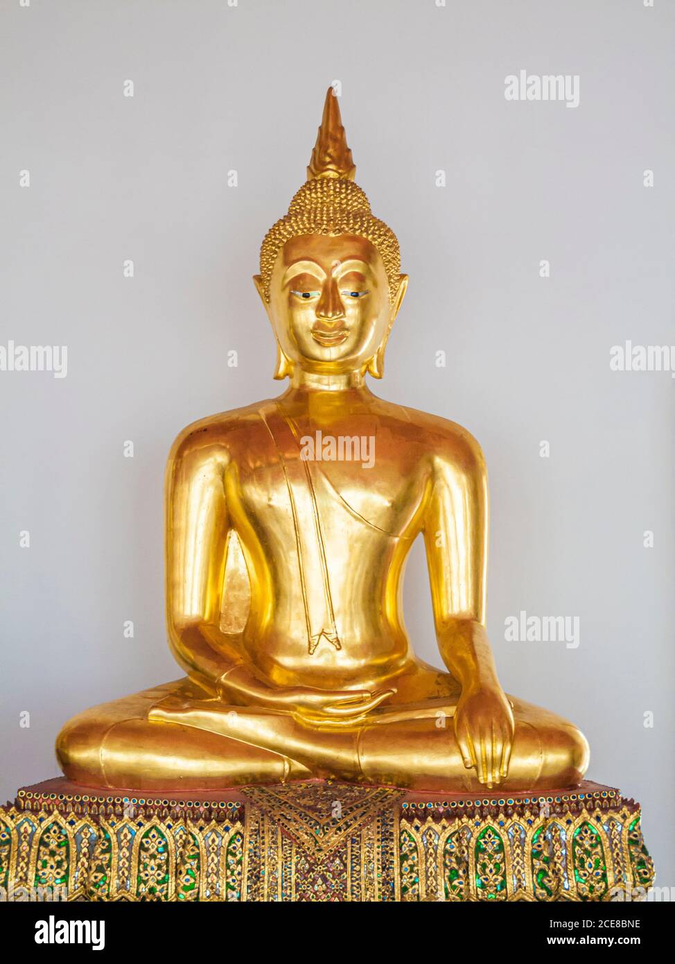 Statua dorata del Buddha nella posizione del loto a Wat Pho, Bangkok, Thailandia Foto Stock