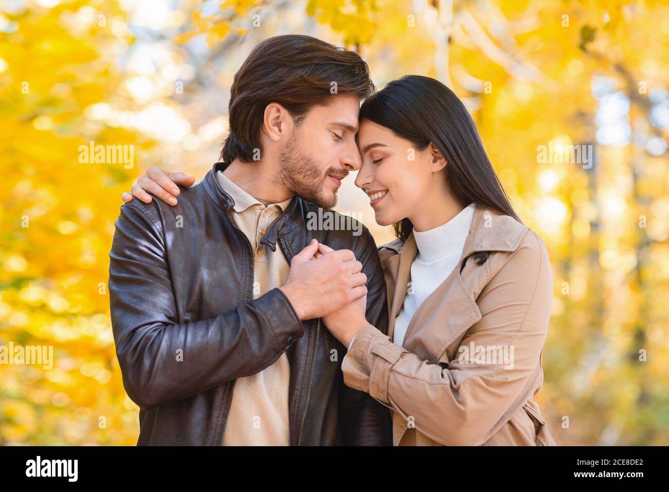 Uomo e donna con occhi chiusi che si toccano Foto stock - Alamy