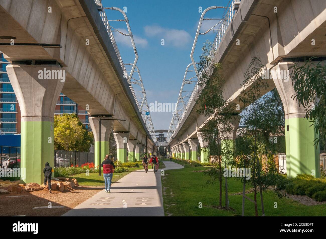 Nell'ambito del progetto di eliminazione dei passaggi di livello dello stato, cinque nuove stazioni servono ora sezioni elevate della linea Dandenong nella periferia di Melbourne Foto Stock