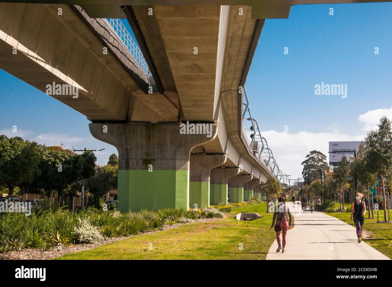 Nell'ambito del progetto di eliminazione dei passaggi di livello dello stato, cinque nuove stazioni servono ora sezioni elevate della linea Dandenong nella periferia di Melbourne Foto Stock