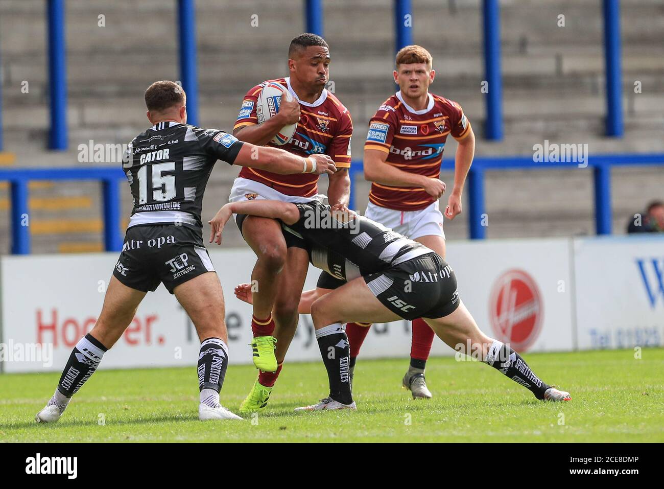 Jordan Turner (4) di Huddersfield Giants è affrontato da Joe Cator (15) di Hull FC e Jordan Johnstone (16) di Carena FC Foto Stock