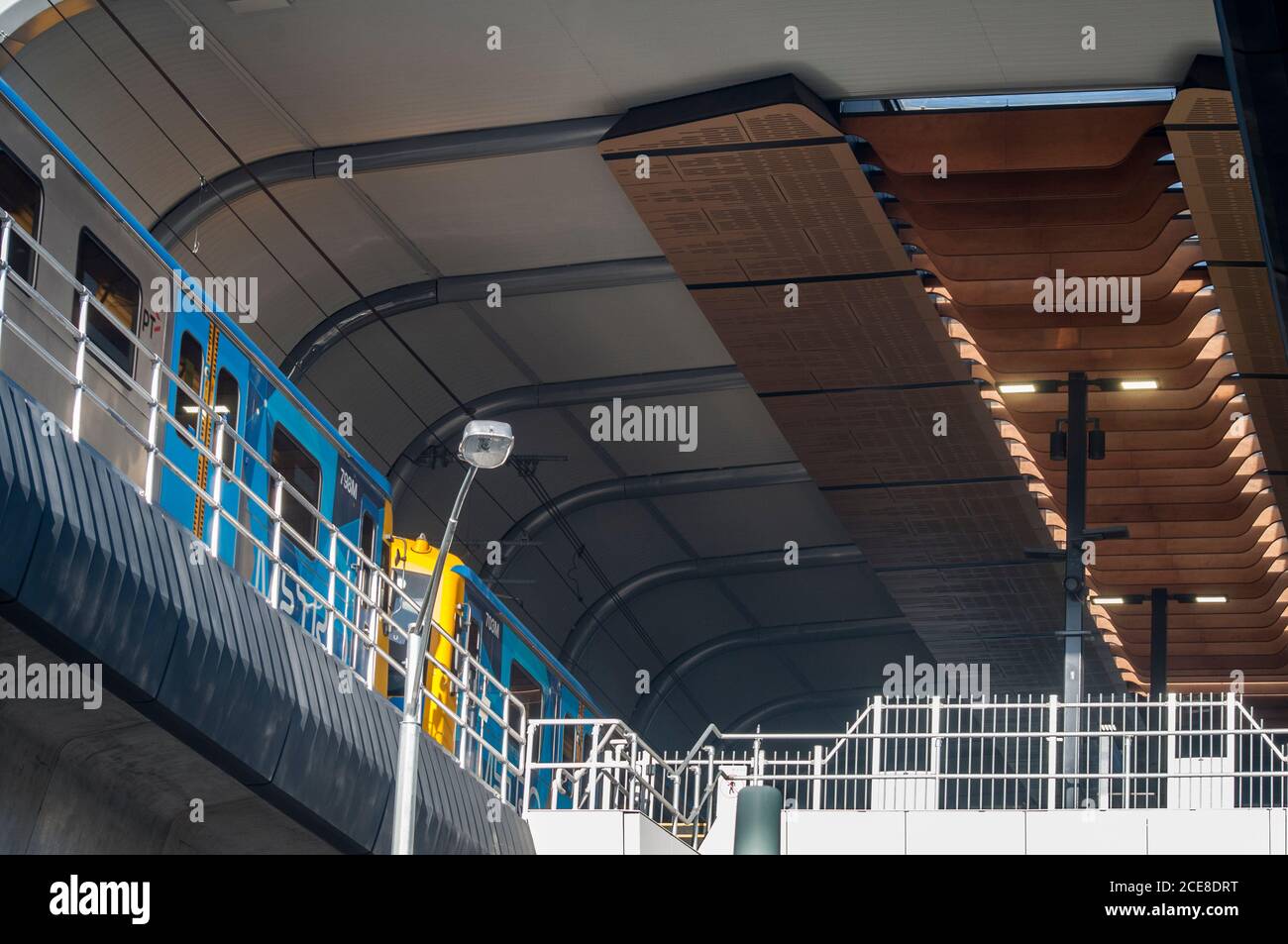 Il progetto di rimozione del passaggio a livello di Melbourne ha visto la sostituzione di cinque stazioni Per servire i nuovi tratti sopraelevati della linea suburbana Dandenong Foto Stock