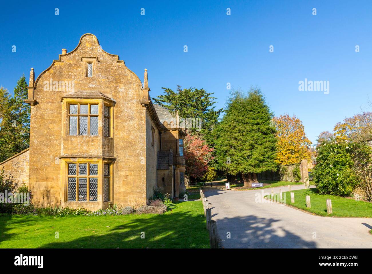 Cottage in pietra in stile elisabettiano all'ingresso della Montacute House, Somerset, Inghilterra, Regno Unito Foto Stock