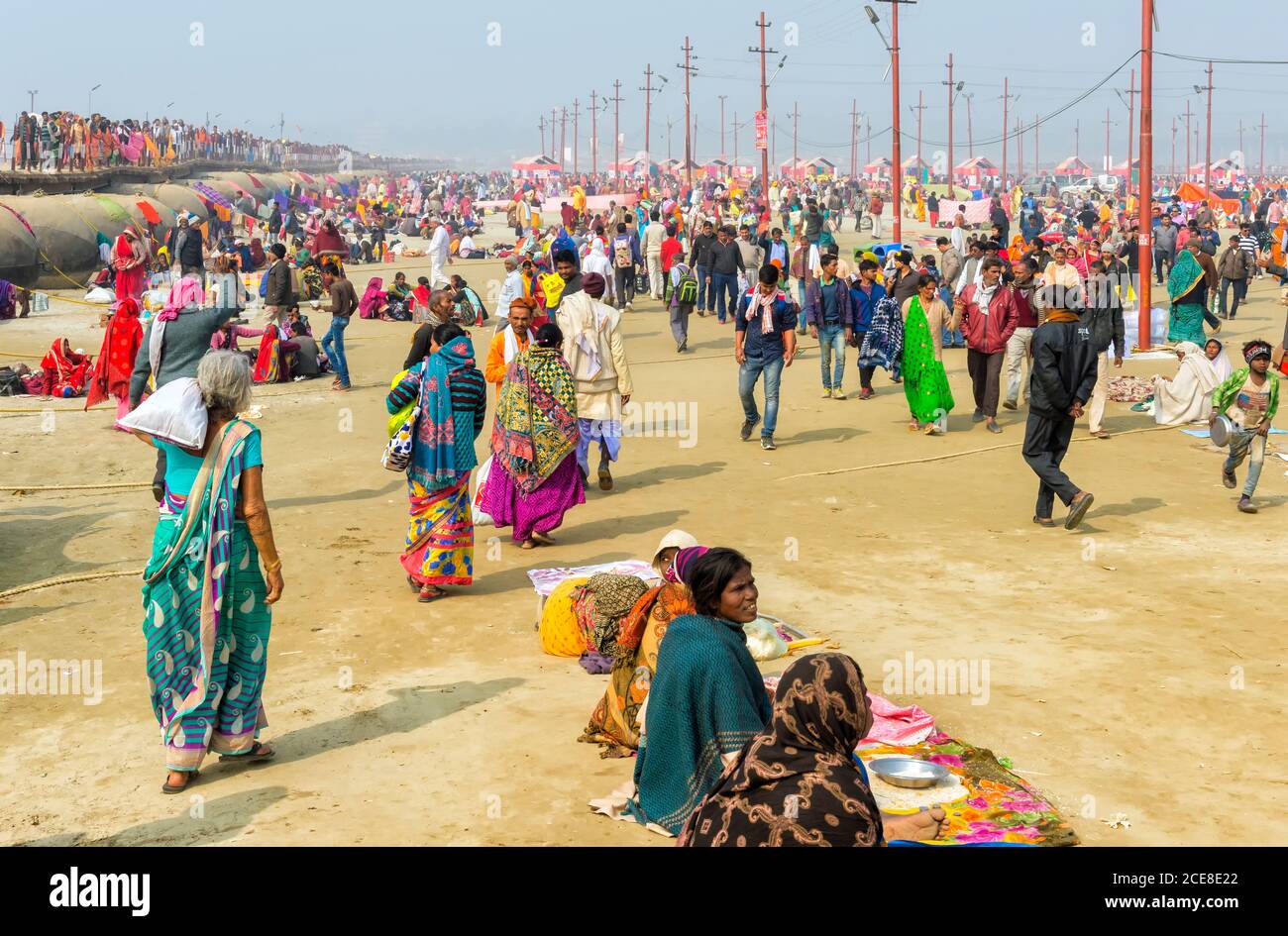 Pellegrini sulla via di Allahabad Kumbh Mela, più grande del mondo di raccolta religiosa che, Uttar Pradesh, India Foto Stock