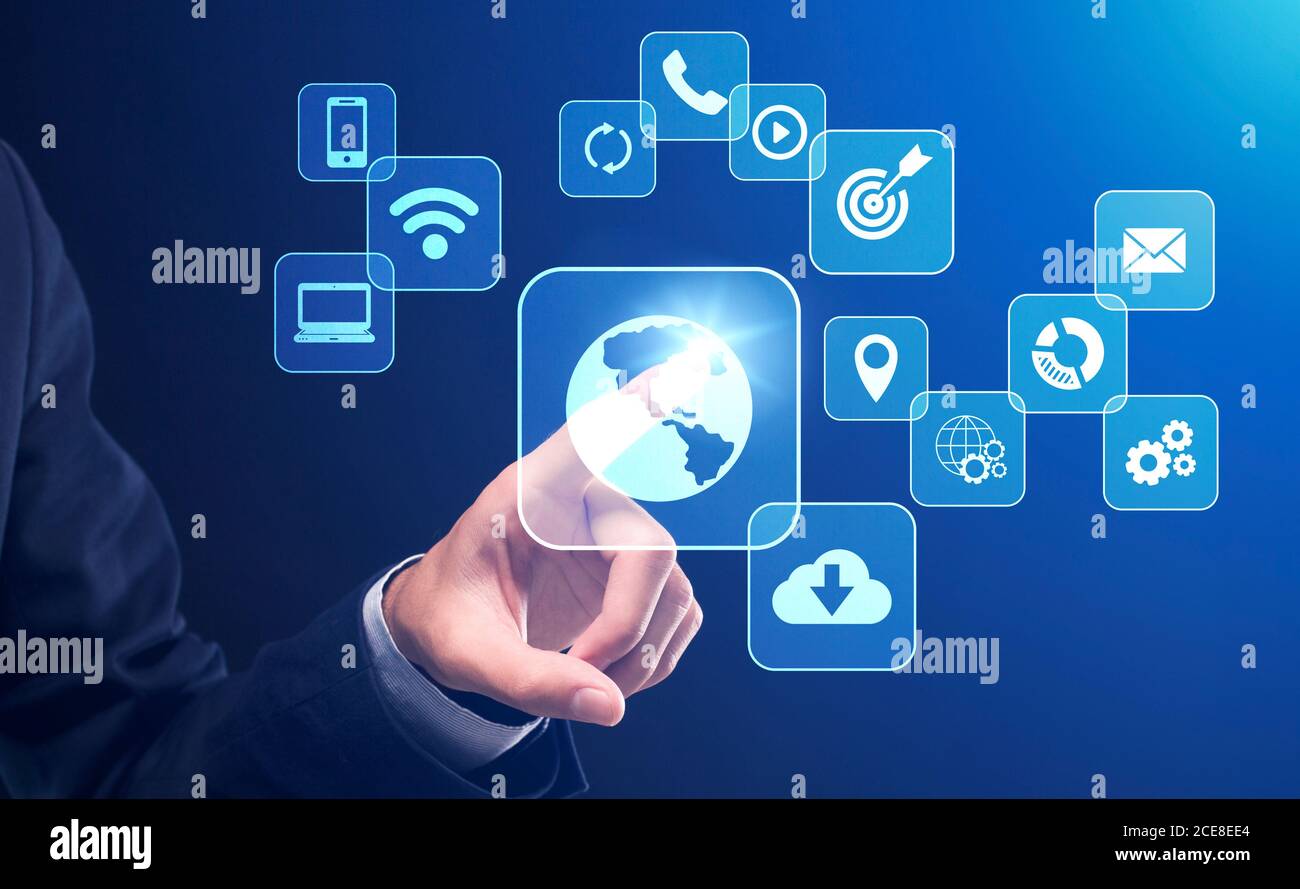 Tecnologie aziendali. Uomo d'affari premendo il pulsante sullo schermo digitale interfaccia con varie icone Foto Stock
