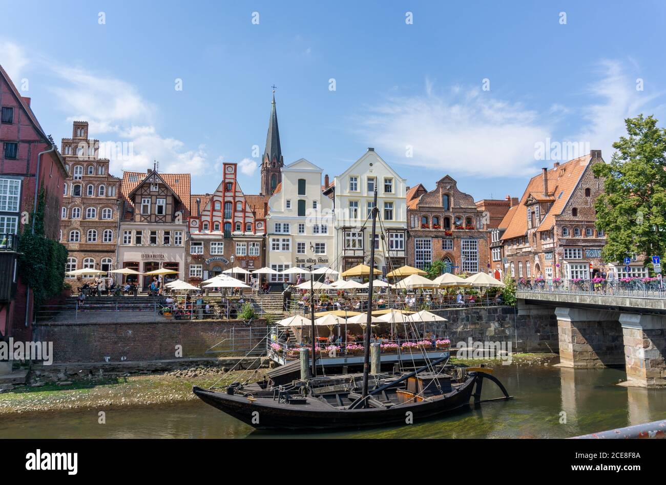 Lunenburg, LS, Germania - 8 agosto 2020: Vista sul fiume e sul centro storico della città di Luneburg, nella Germania settentrionale Foto Stock