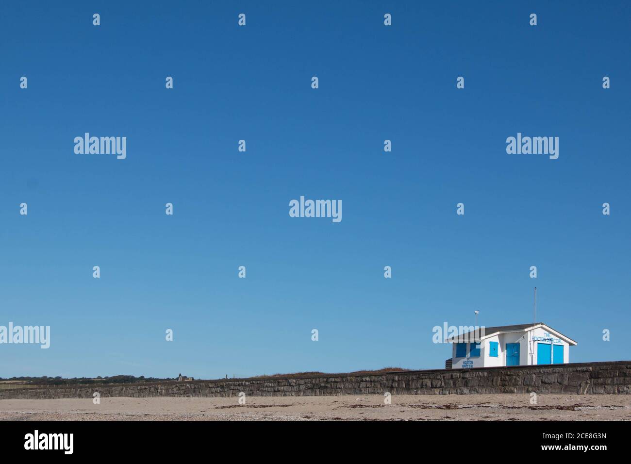 Capanna sulla spiaggia con finestre con cielo blu e spazio per la copia Foto Stock