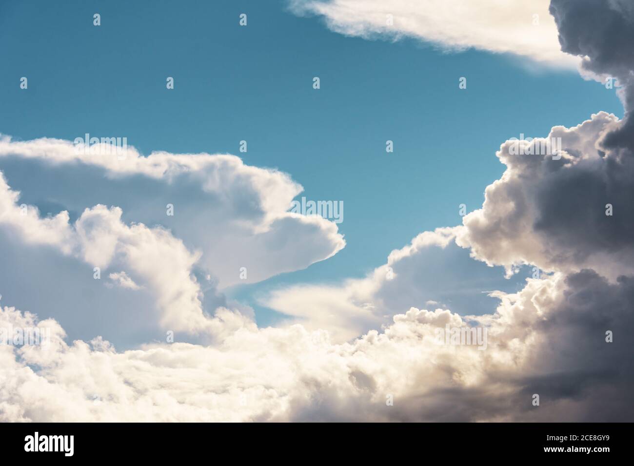 Bel cielo con potenti cumuli di nuvole piovose su un sole giorno Foto Stock
