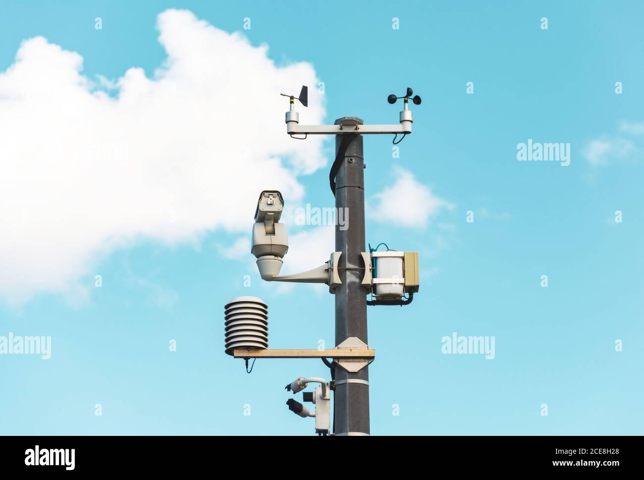 Stazione meteo automatica, con sistema di monitoraggio meteo e videocamere per l'osservazione. Sullo sfondo di nuvole di cielo blu. Foto Stock