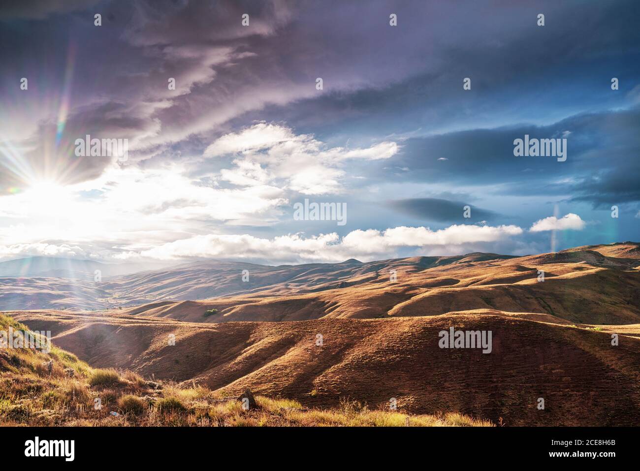 Colline e paesaggio rurale con cielo nuvoloso e fascio di sole in background. Foto di alta qualità Foto Stock