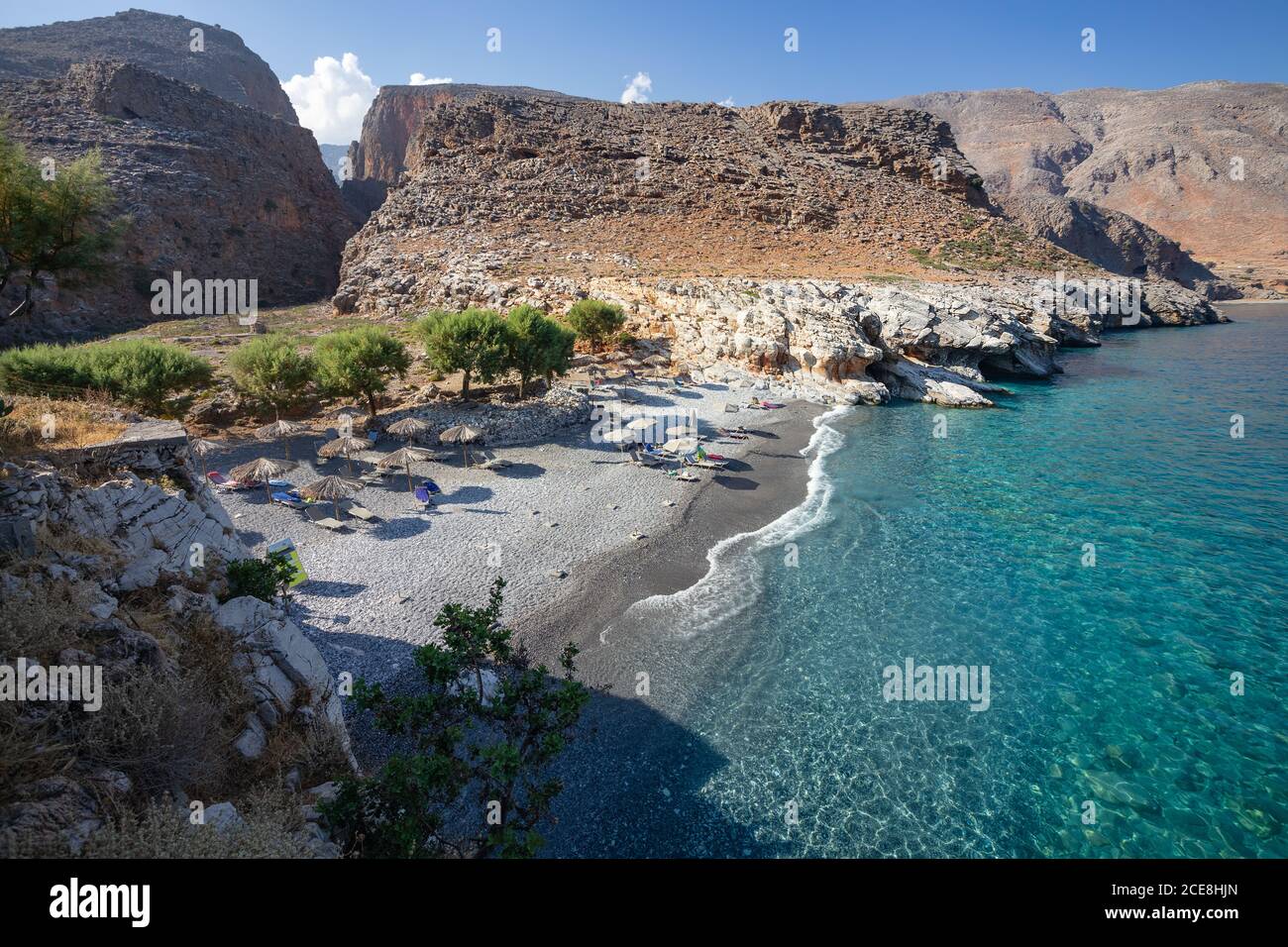 Spiaggia di Marmara con Gola di Aradena in lontananza. Creta, Grecia. Foto Stock