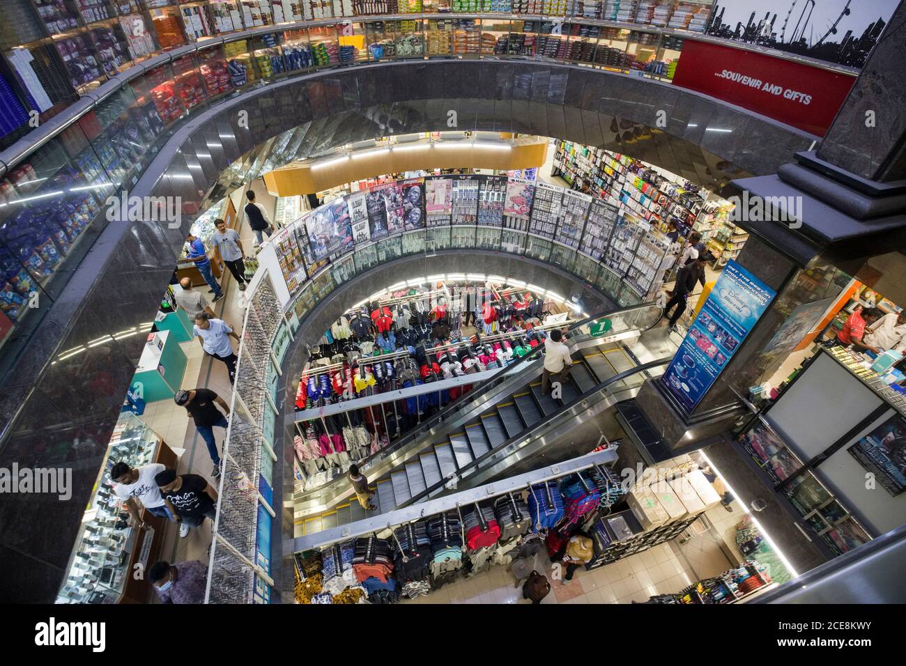 Singapore: Centro commerciale Mustafa Centro nel quartiere di Little India Foto Stock