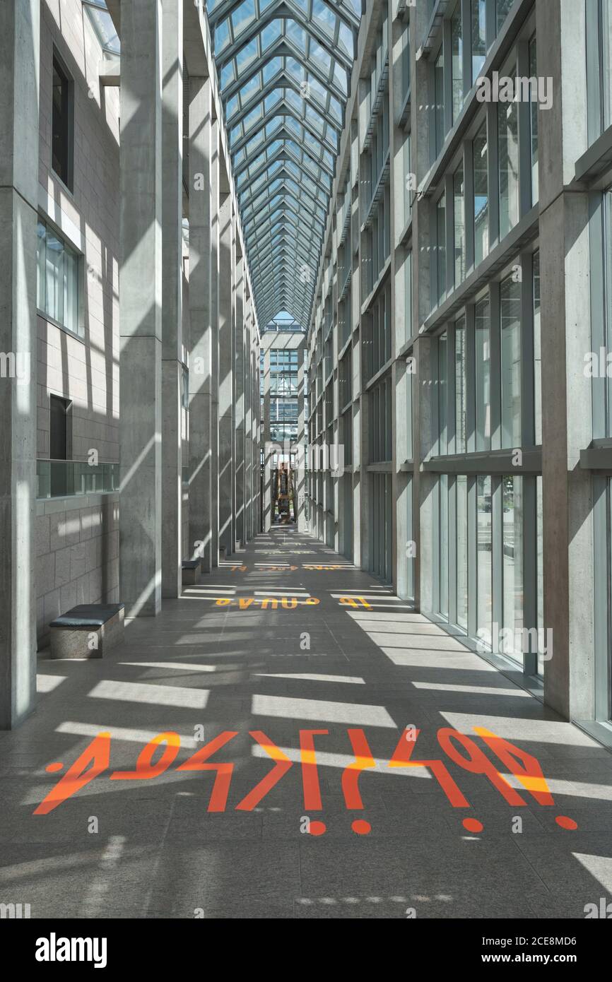 Testo in Neyiyawewin, una lingua pianure Cree scritta in vinile sul pavimento ingresso della Colannade della National Gallery, Ottawa, Canada Foto Stock